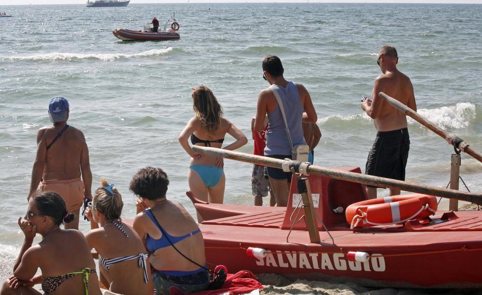 Si tuffa dal pedalò e scompare tra le onde 