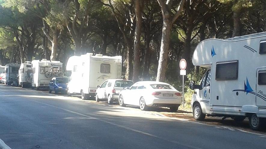 Camper selvaggio in via delle Colonie