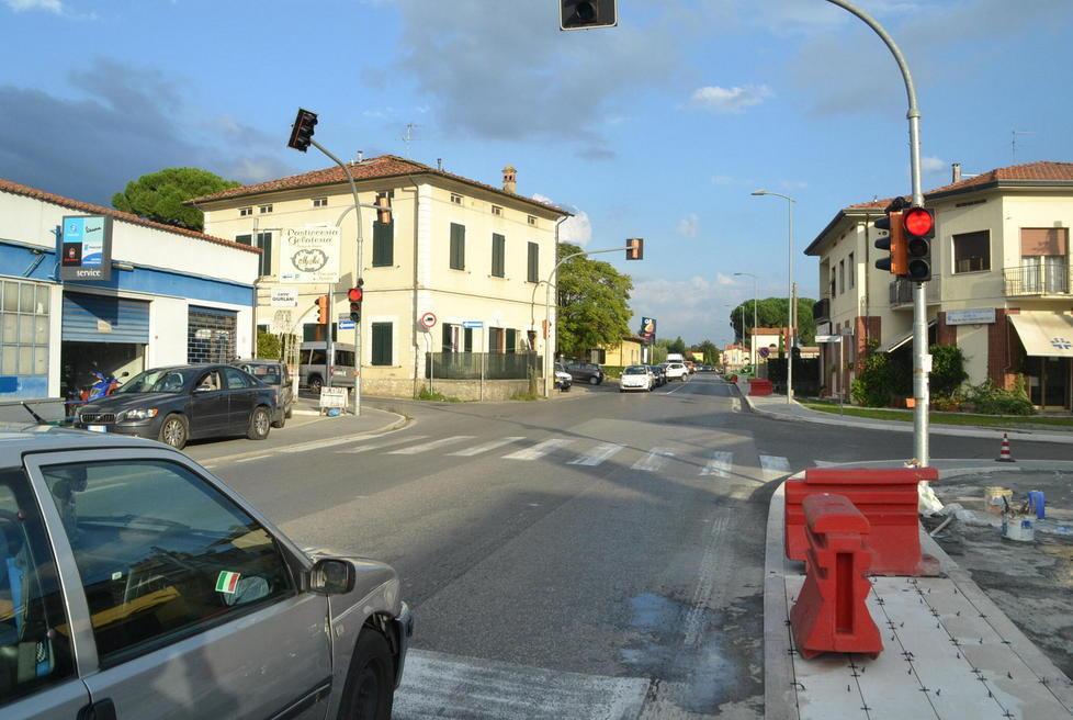 Nuovi marciapiedi in viale Europa a Marlia