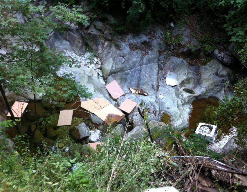 In fiamme una discarica lungo il fiume 