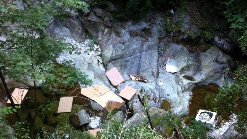 In fiamme una discarica lungo il fiume