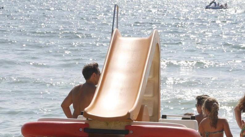 Si tuffa dal pedalò e scompare tra le onde