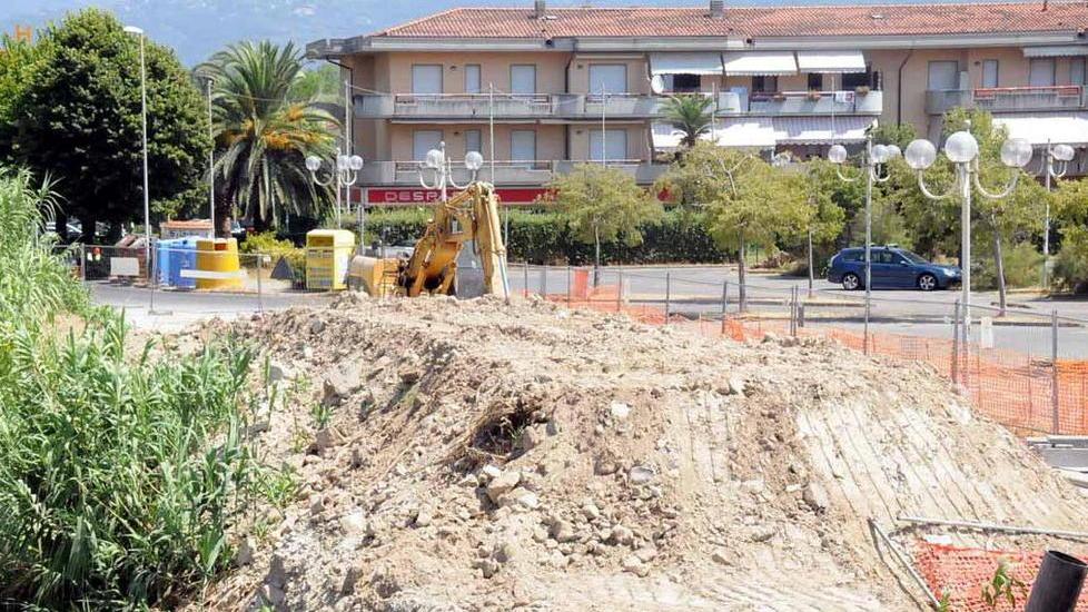 Sporco in spiaggia e albergo “isolato”
