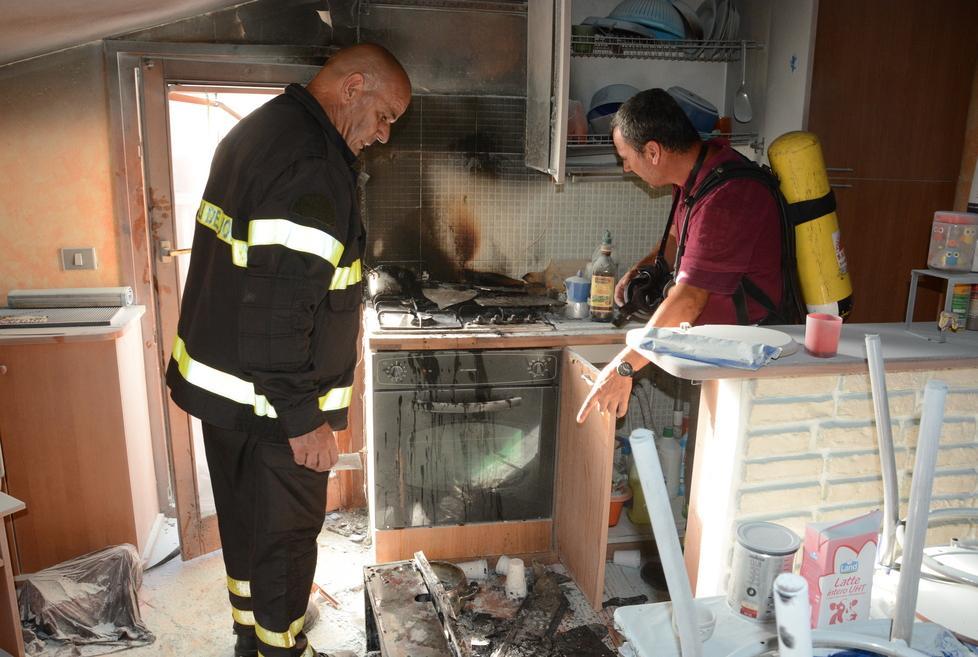 Fuoco in cucina, attimi di paura