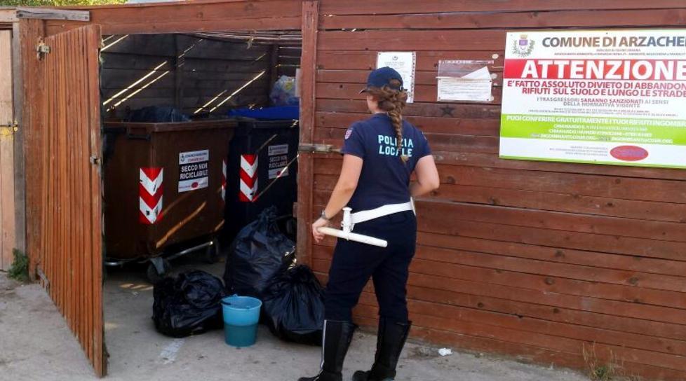 Cannigione, buttano l’immondizia nel box dei diportisti