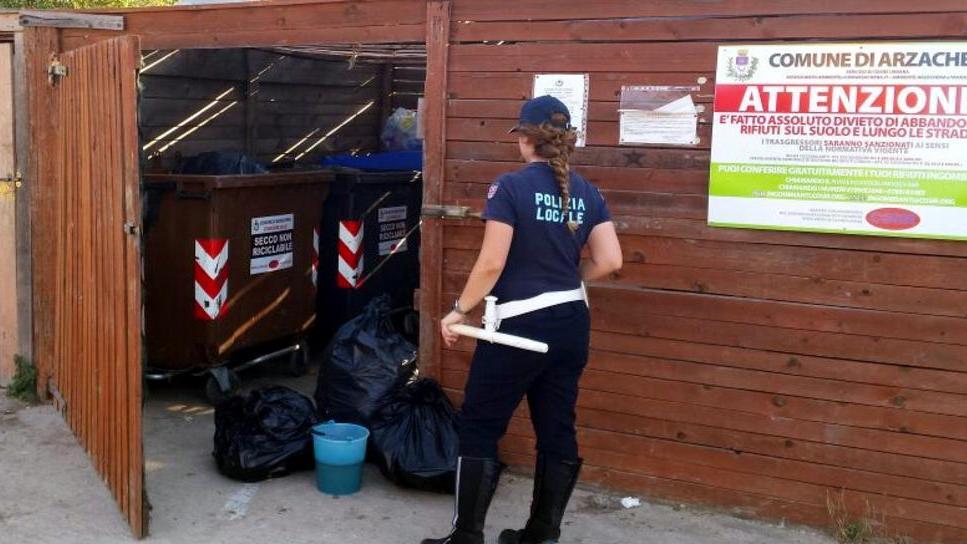 Cannigione, buttano l’immondizia nel box dei diportisti