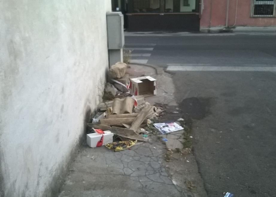 Sul marciapiede i pannelli di amianto