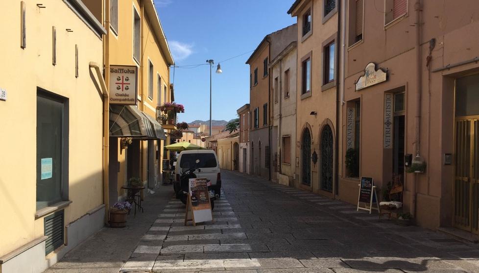 Un’altra estate nera per i commercianti di via Porto Romano 