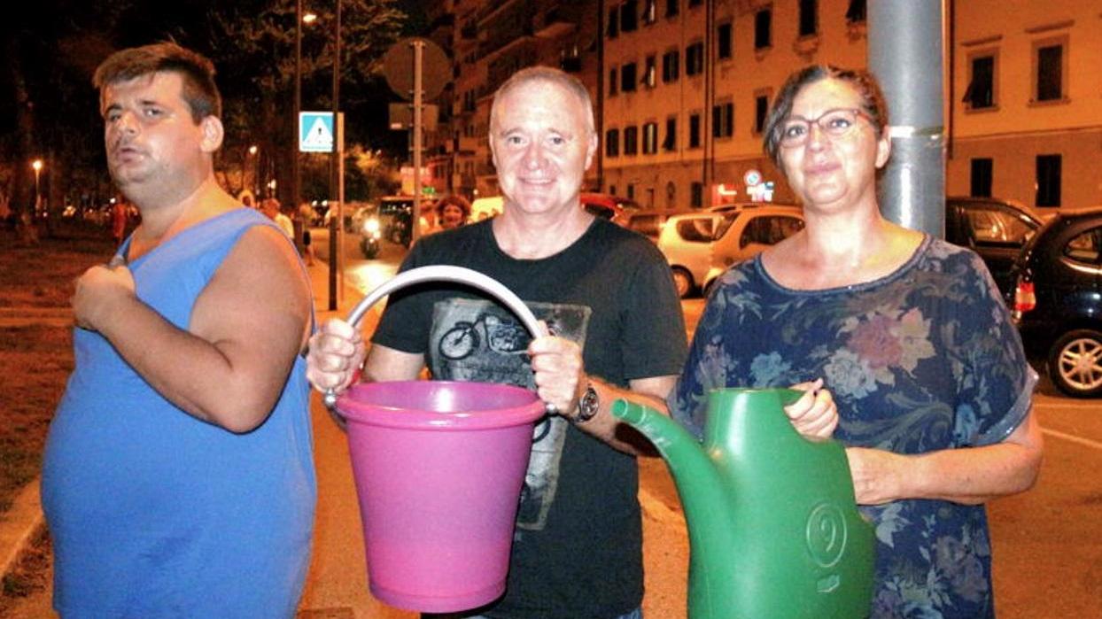 Il "Diluvio Day" in piazza Mazzini: annaffiata collettiva con ironia dopo le polemiche - foto