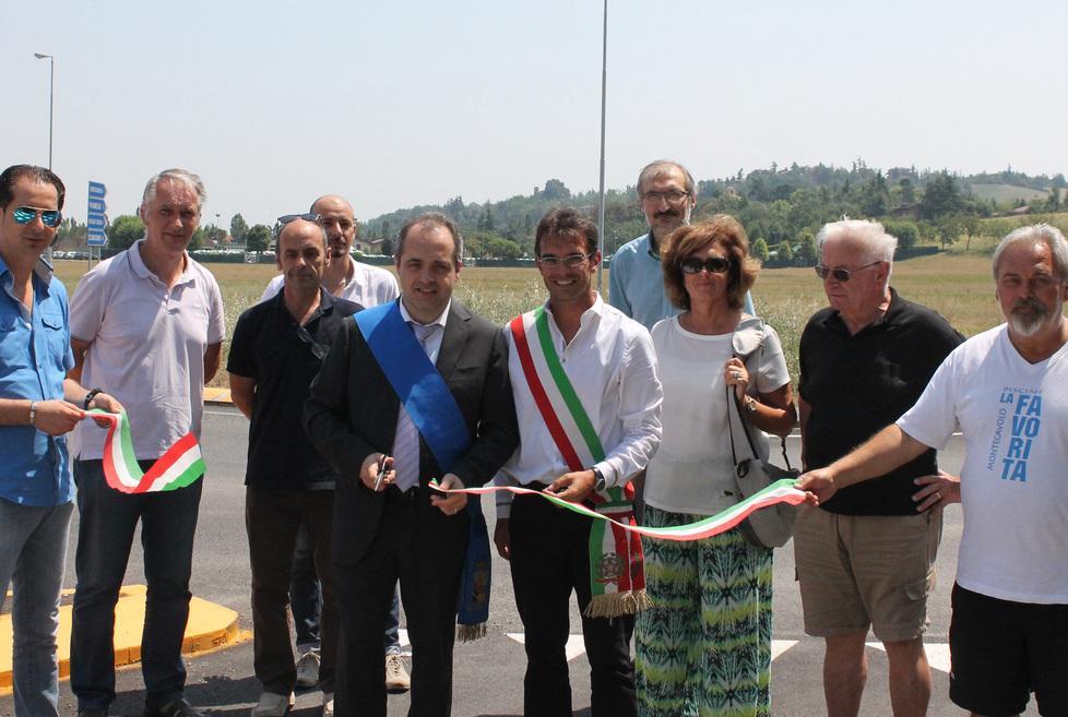 Taglio del nastro alla rotatoria all’ingresso di Montecavolo