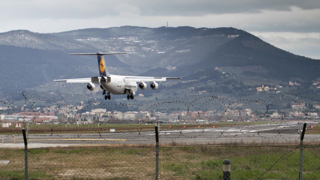 Un aereo in atterraggio sulla pista di Peretola