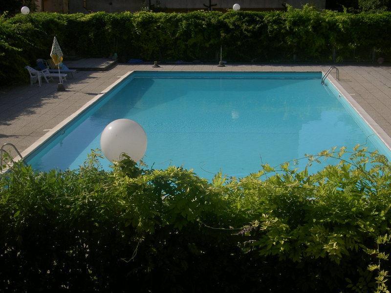 Si tuffa in piscina e muore per un malore