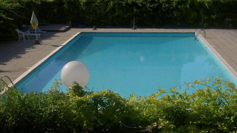 Si tuffa in piscina e muore per un malore