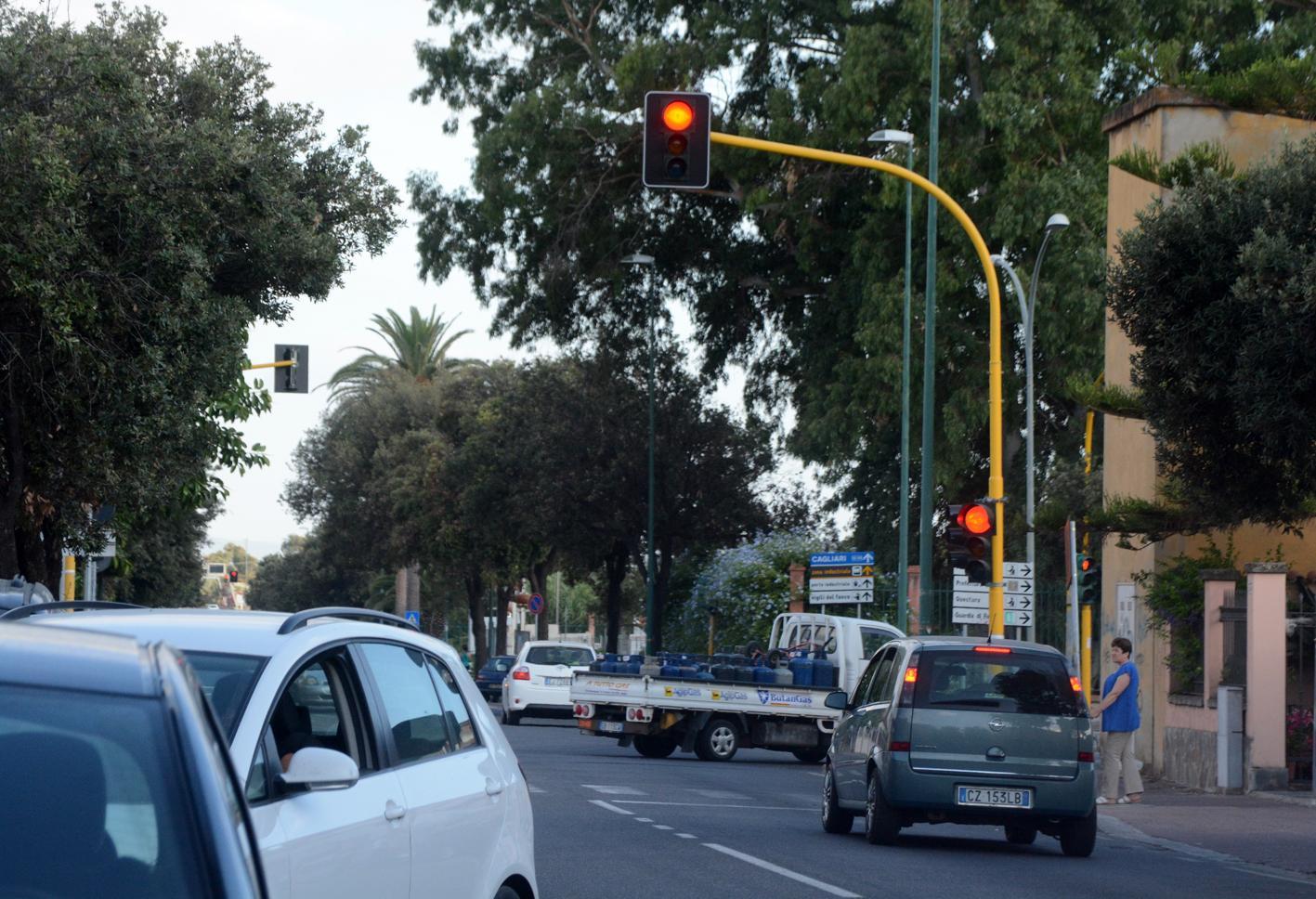 Uno dei semafori all'incrocio tra via Cagliari e via Gennargentu