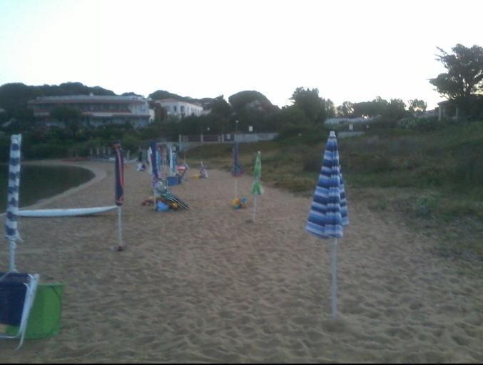 La spiaggia di Cala Bitta al momento del blitz della polizia locale