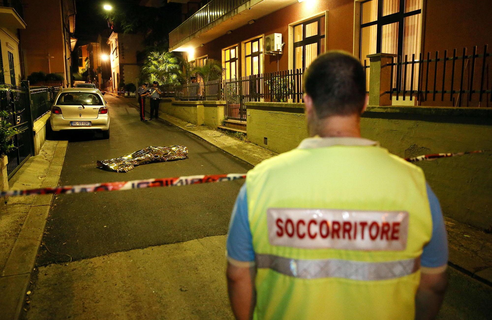 Il corpo del giovane tedesco precipitato in via Peloni (Foto Nucci)