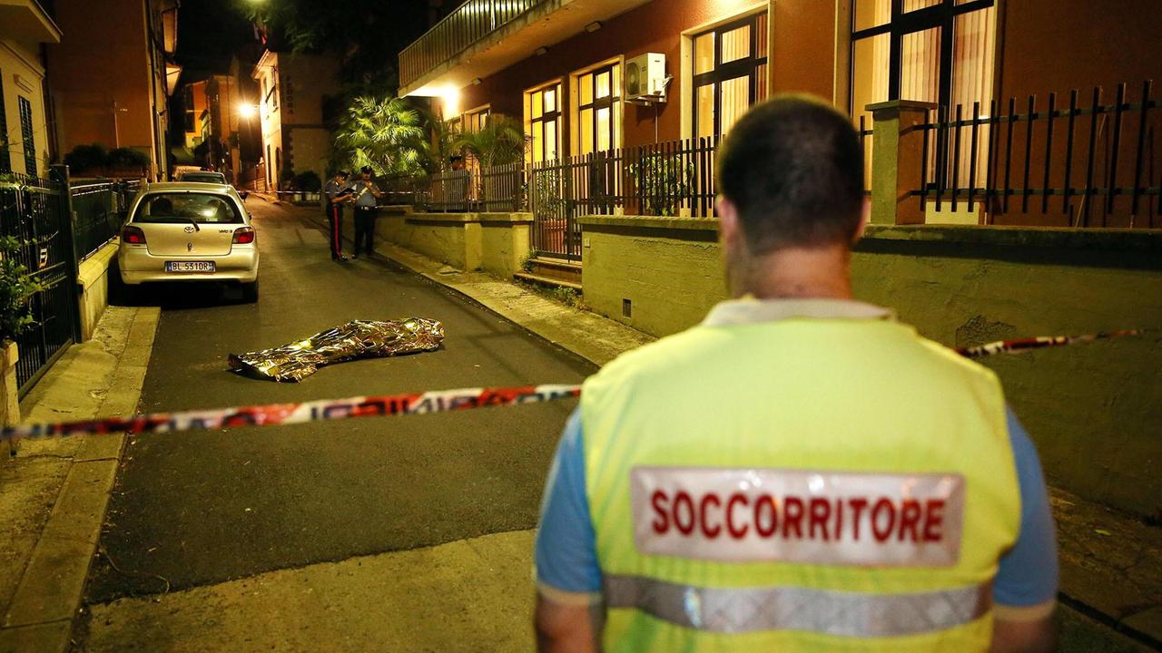 Il corpo del giovane turista in via Peloni (Foto Nucci)