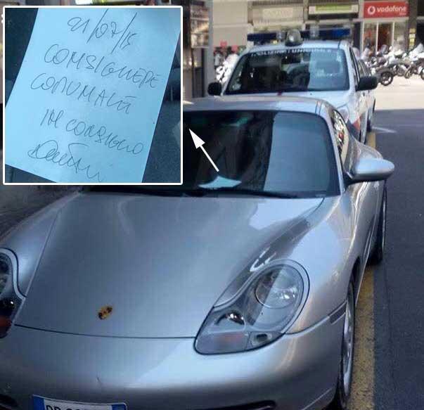 L'auto e il biglietto lasciato dal consigliere comunale