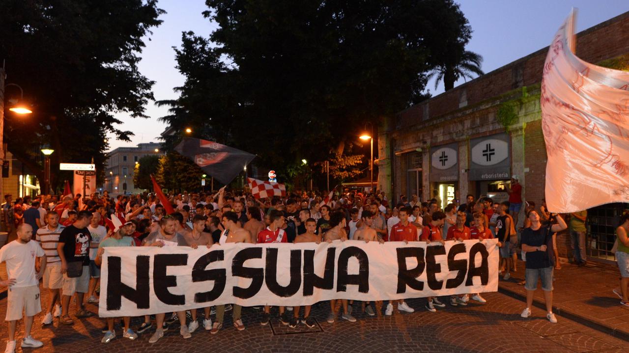 Il corteo dei tifosi biancorossi dei giorni scorsi