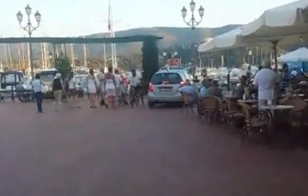 Un'auto tra i tavolini di piazza Matteotti