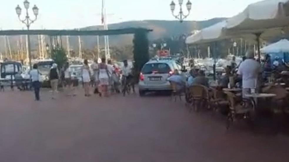 Un'auto tra i tavolini di piazza Matteotti