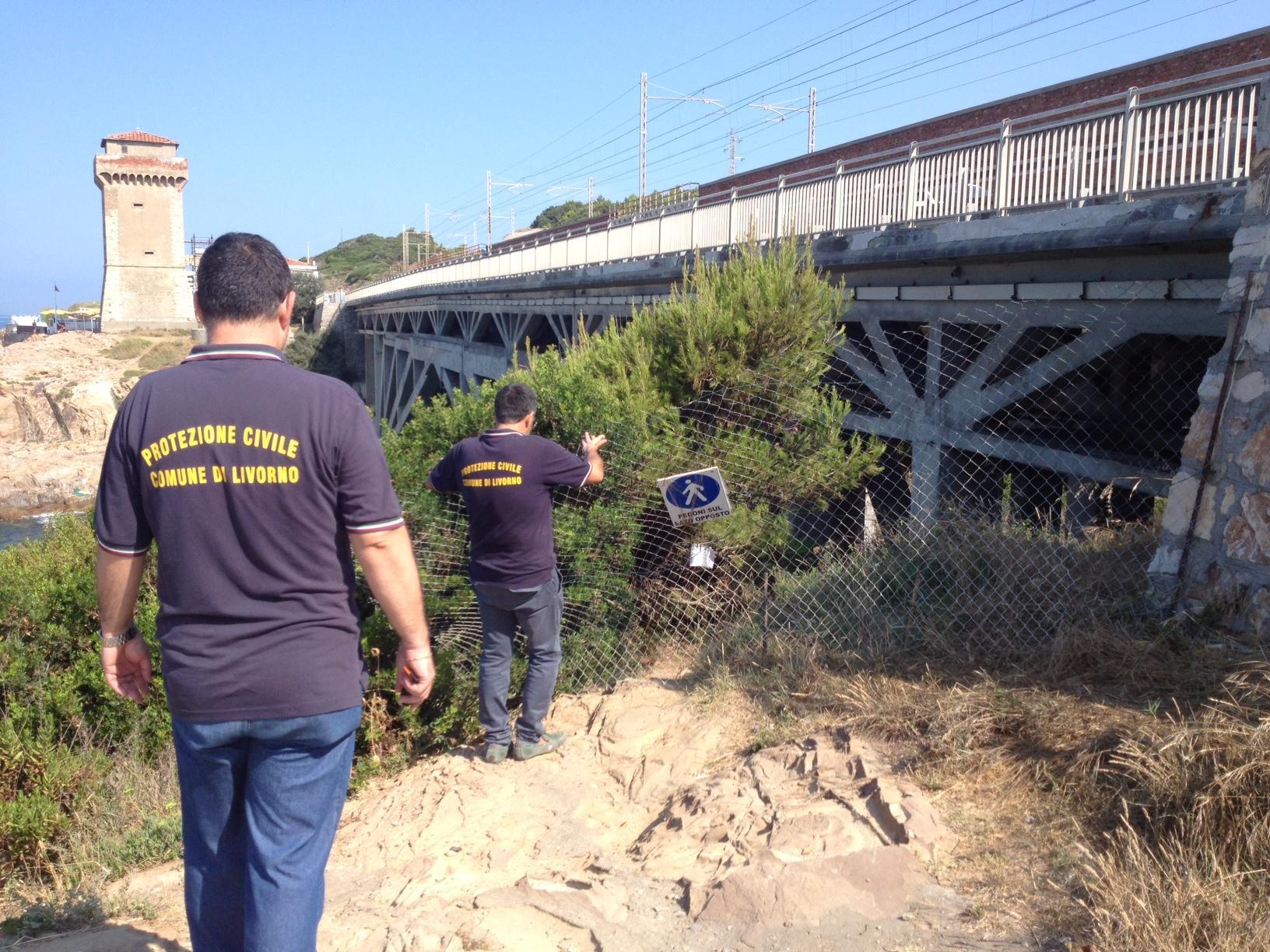 Interdetto il vialetto che porta al mare, sotto al ponte