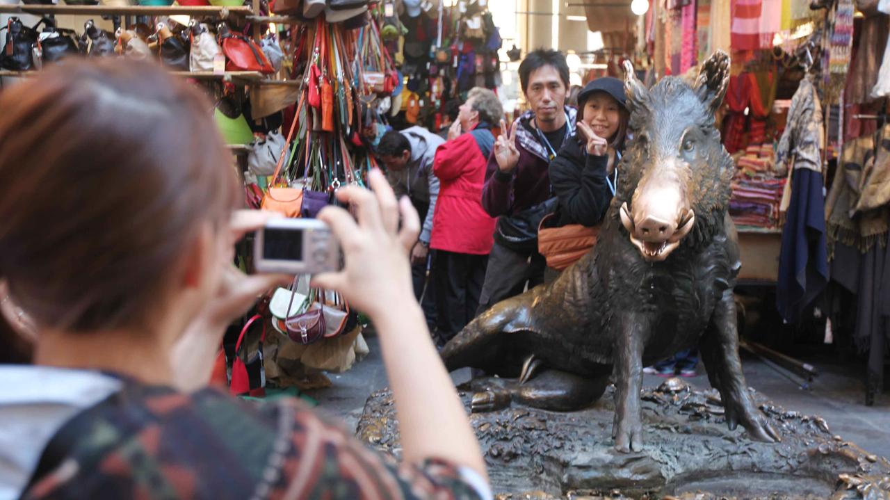 Turisti si scattano fotografie davanti alla famosa fontana di piazza del Mercato nuovo