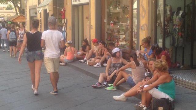 Bivacchi in cetro in attesa del concerto dei rapper