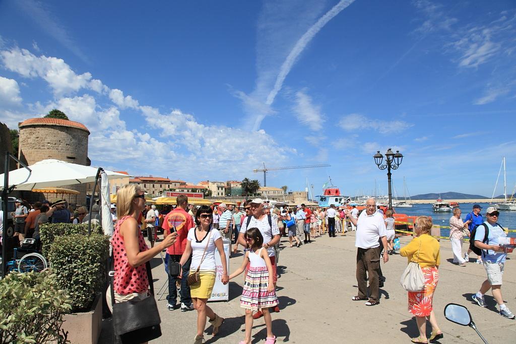 Turisti sbarcati da una nave da crociera ad Alghero (foto Gabrielli)