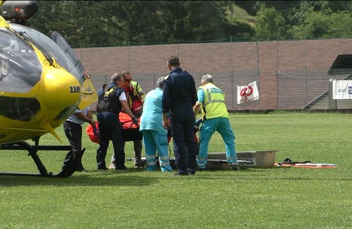 Il corpo del villeggiante viene trasferito dall'elicottero al furgone funebre