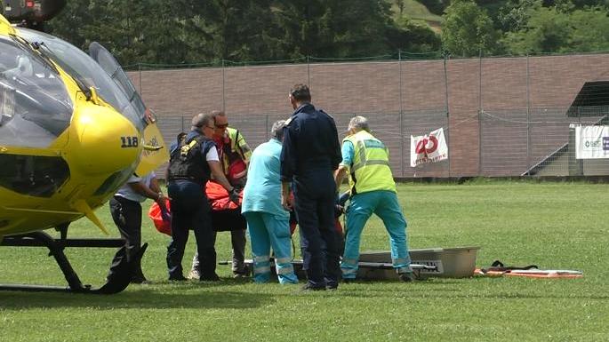 Il corpo del villeggiante viene trasferito dall'elicottero al furgone funebre