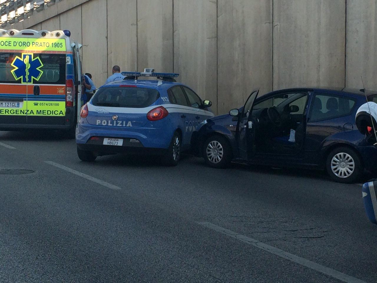 L'auto fermata dalla polizia sulla Declassata (foto Batavia)