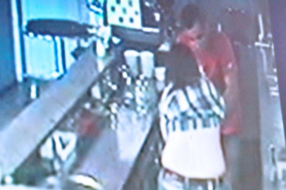 Accoltella barista a Modena e scappa con l’incasso 