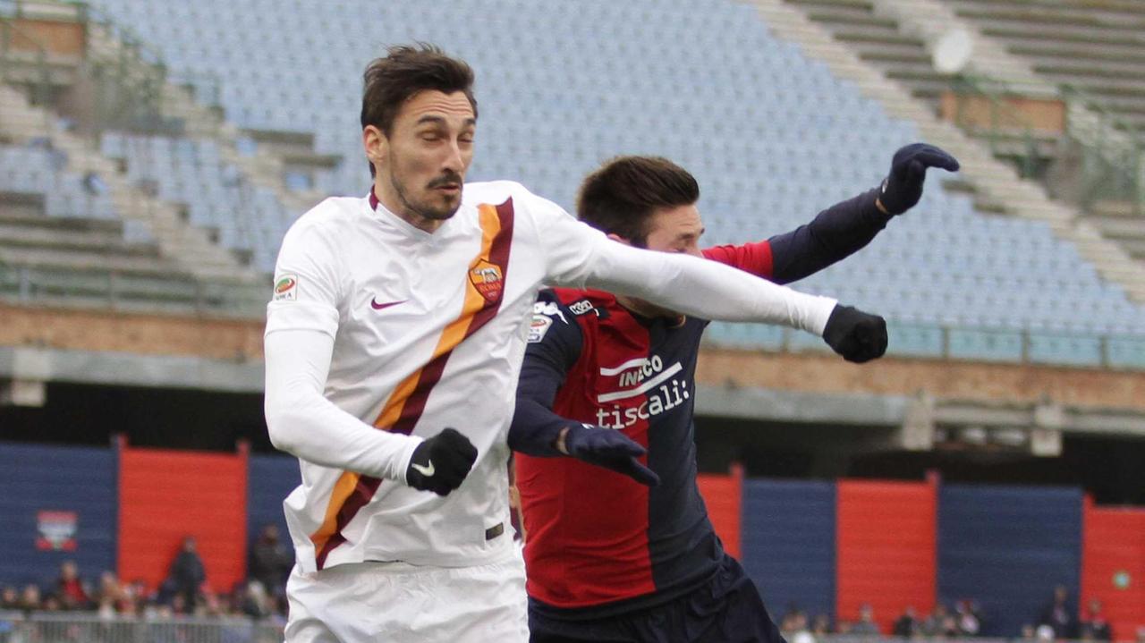 Davide Astori con la maglia della Roma durante il match a Cagliari del campionato 2014-15