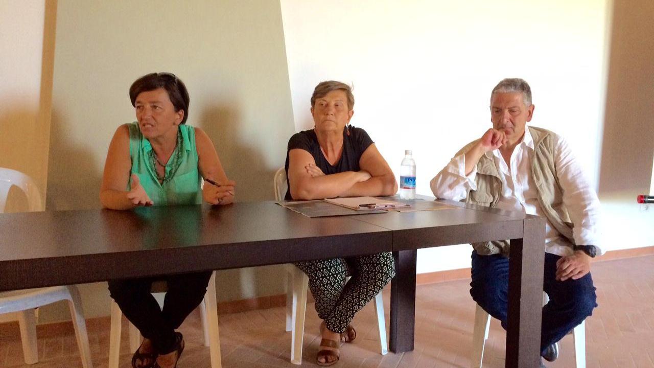 Il sindaco di Montescudaio Fedeli con la dottoressa Consigli e il dottor Lombardi dell'Asl