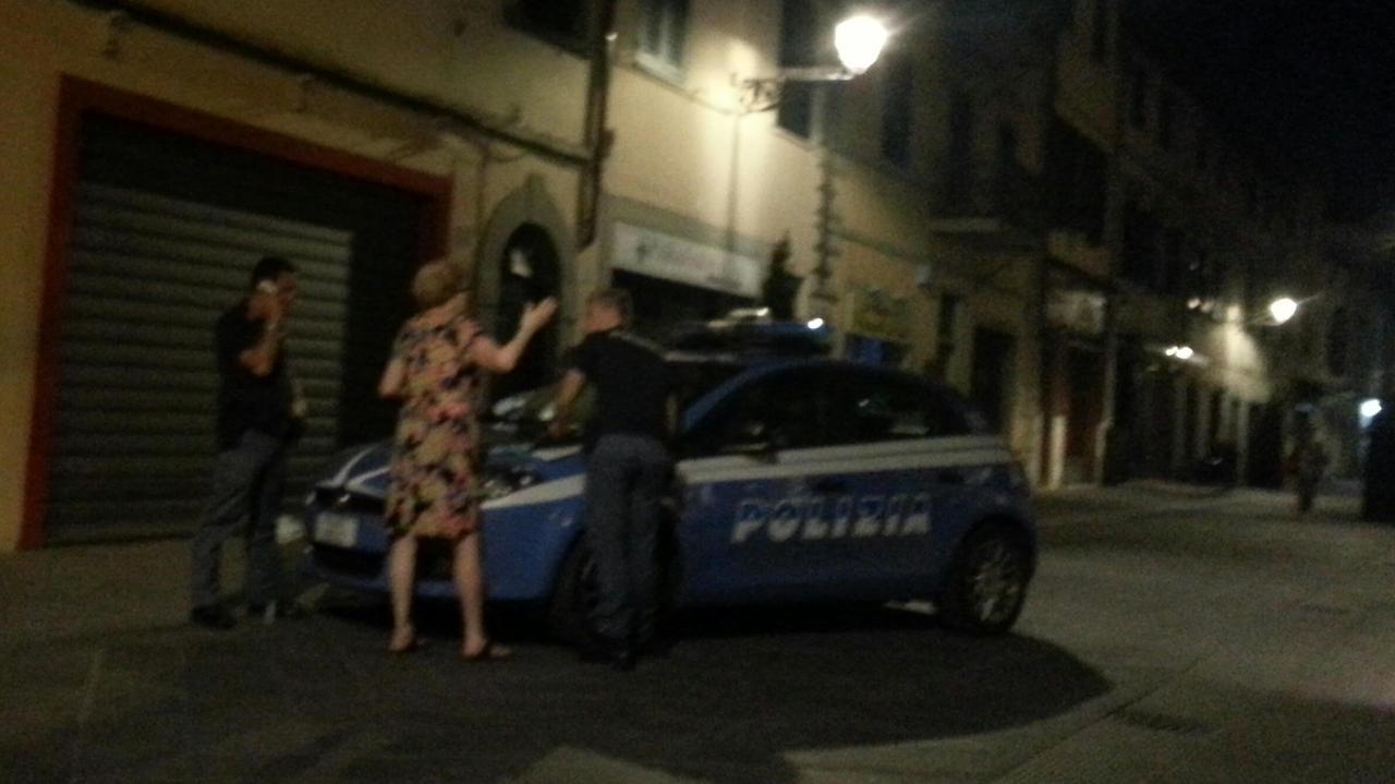 La polizia ascolta la testimone in via Santa Trinita