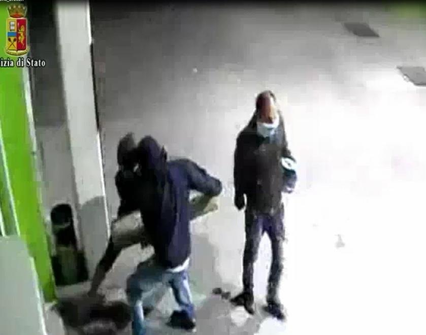 Cinque fermi per le spaccate ai bar 