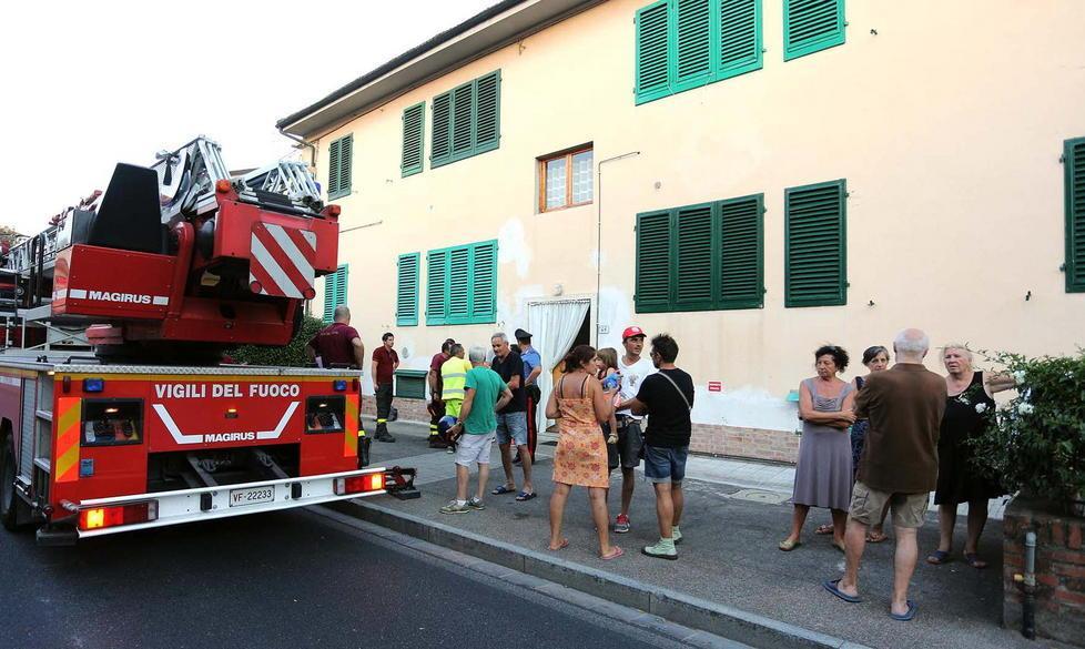 Crolla il tetto, illesa la proprietaria