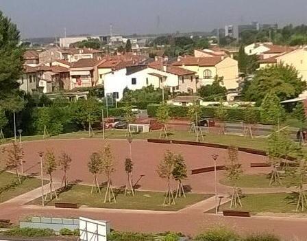 Nuova piazza in via Pardi con tanti alberi e giochi