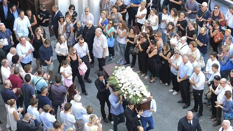 L’addio a Lavinia tra lacrime e fiori