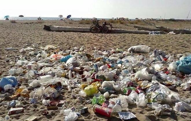 Spiaggia invasa dai rifiuti in pieno parco naturale 
