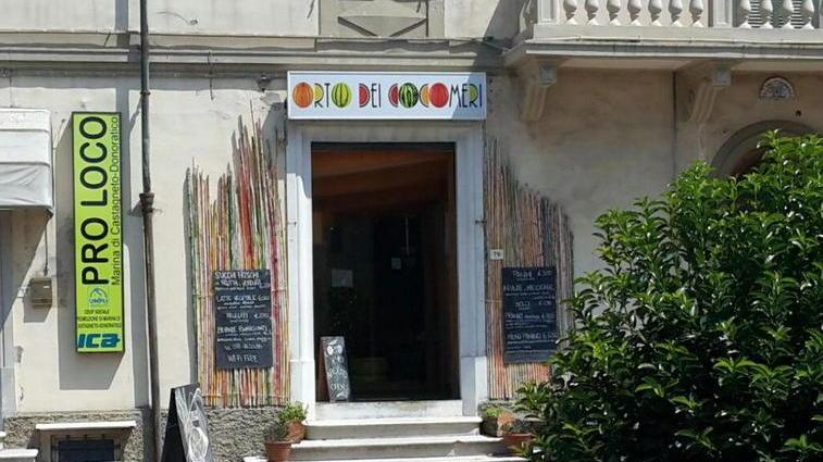 Rapina un ristorante e scappa in bici al mercato
