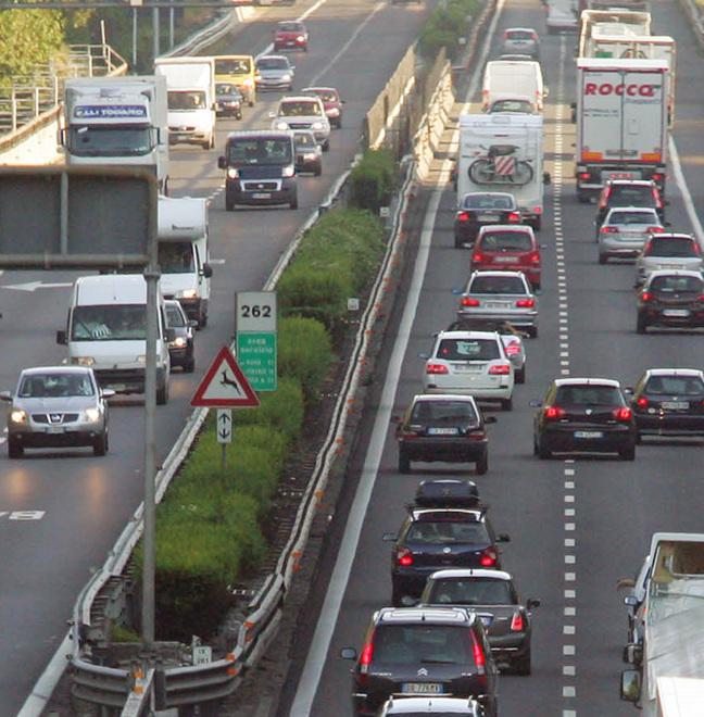 Stretto da un pullman contro il guard-rail