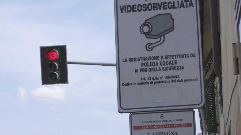 Arrivano le telecamere ai semafori