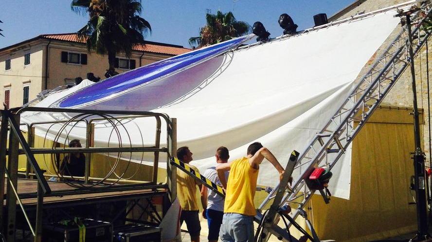 Vento abbatte il palco del Premio Lunezia