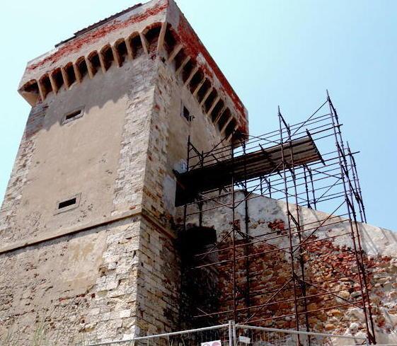 La Torre-simbolo è transennata ormai da due anni