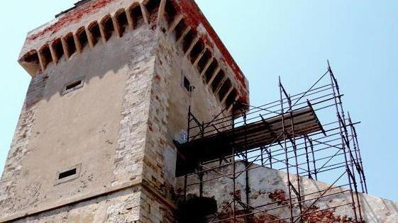 La Torre-simbolo è transennata ormai da due anni