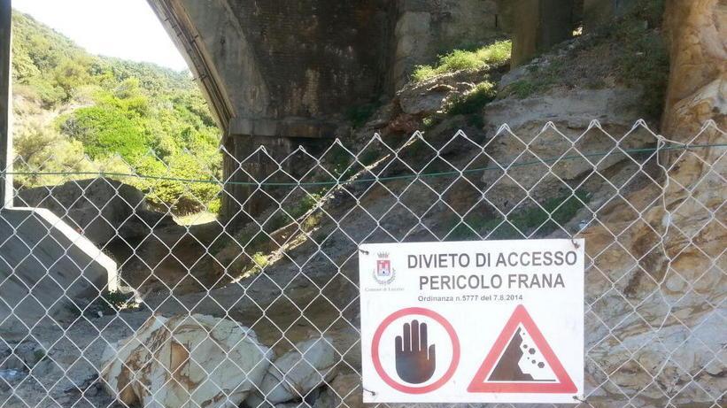 Ora vengono giù i massi anche dal ponte di Calafuria