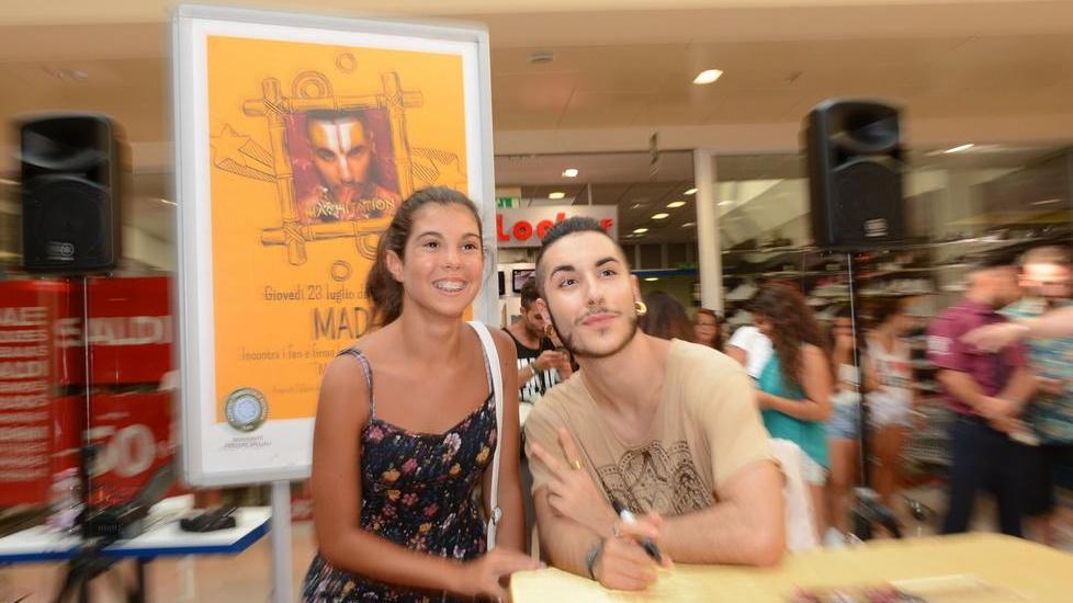 Tutti in fila per un selfie con Madh