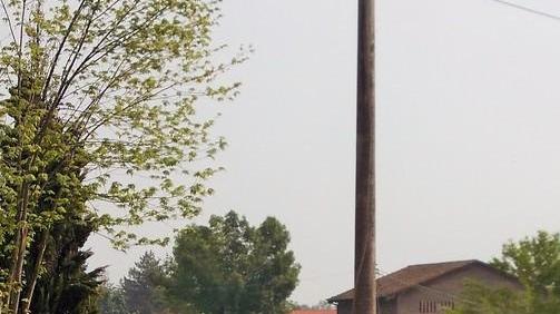 Il palo resta in mezzo alla strada niente parcheggio per la sagra